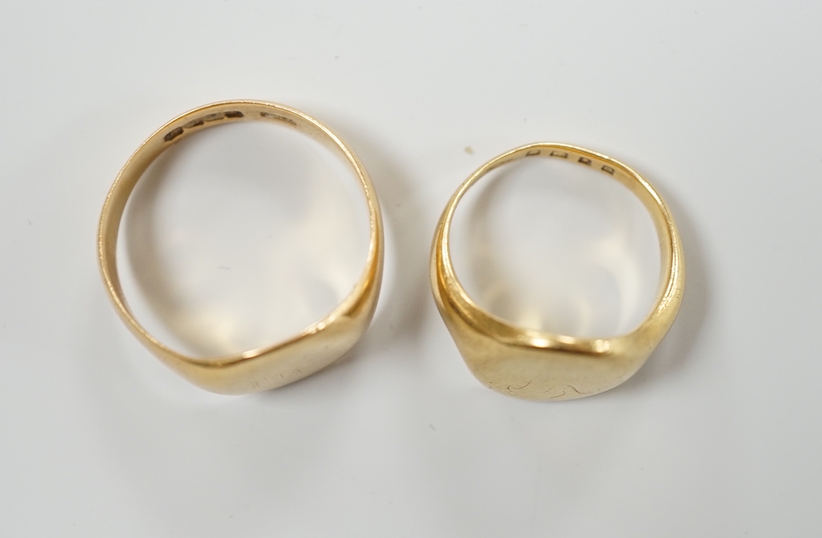 Two 18ct gold signet rings, sizes K/L & S, 13.8 grams.